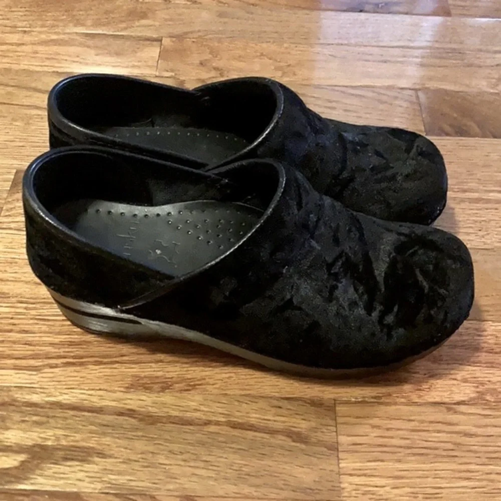 Dansko Black Crushed Velvet Nursing Clogs Size 36_6